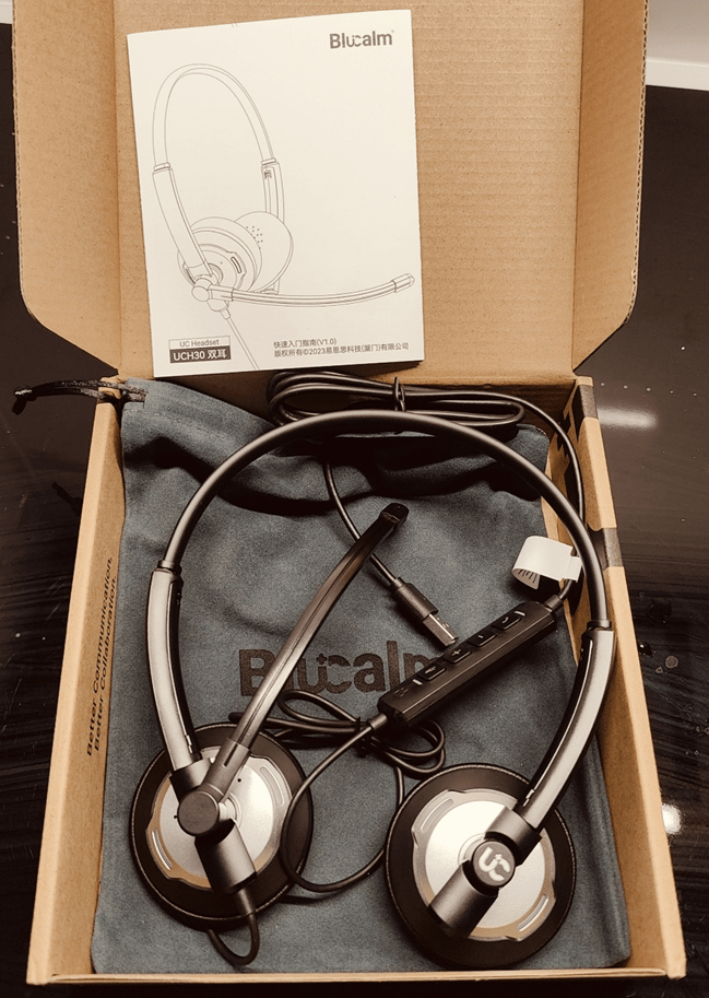 UC30 headphones, unboxing